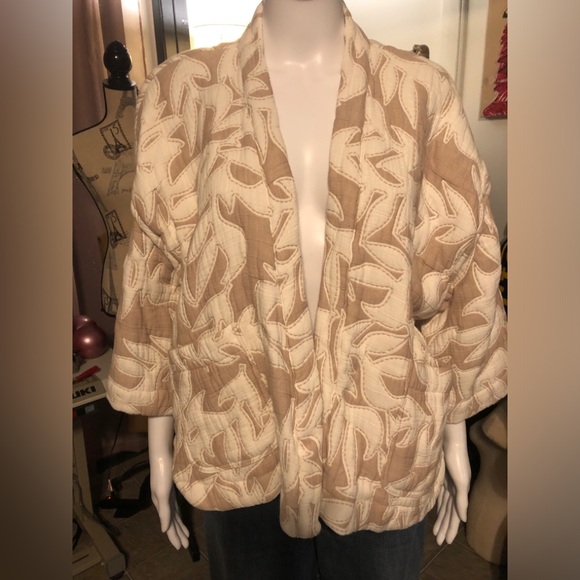 Beige Patterned Kimono Jacket
Universal Thread
OSFM ( one size fits most) - Picture 7 of 10